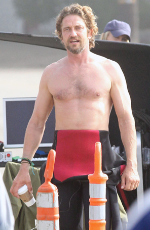 Gerard Butler coloca macacão de surfe