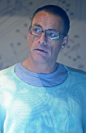 Carro de Jean-Claude Van Damme cai em rio na Bélgica