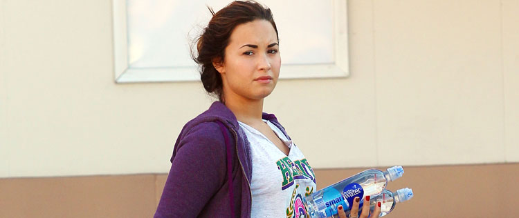 Demi Lovato é clicada sem maquiagem