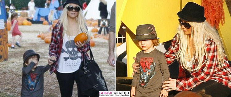 Christina Aguilera compra abóbora com o filho