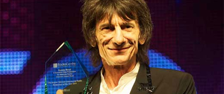 Ronnie Wood compra jantar com Scarlett Johansson