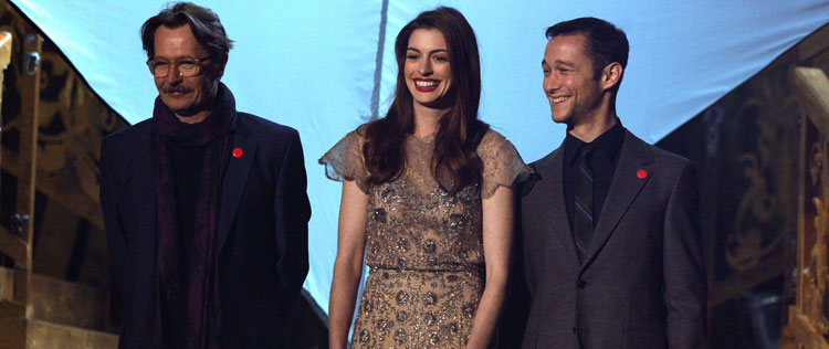 Anne Hathaway recebe prêmio por <i>Batman</i>