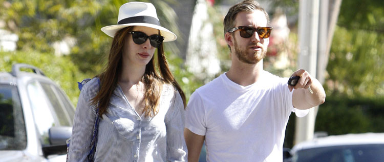 Anne Hathaway se muda para a casa do namorado