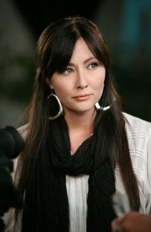 Atriz de <i>90210</i> usa três vestidos no casamento