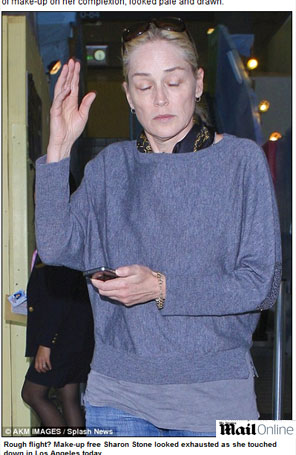 Sharon Stone sai sem maquiagem