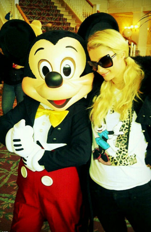 Paris Hilton posa com Mickey Mouse