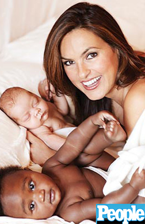 Mariska Hargitay adota terceiro filho