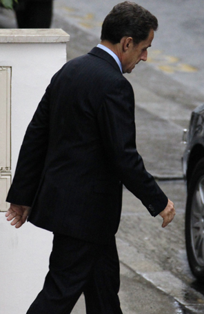 Nicolas Sarkozy passa meia hora na maternidade com Carla Bruni