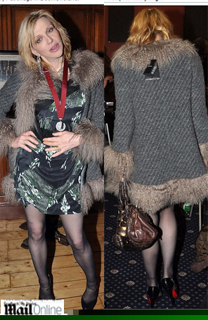 Courtney Love esquece de tirar a etiqueta da roupa