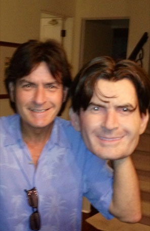 Charlie Sheen mostra sua fantasia de <i>Halloween</i> e novo visual