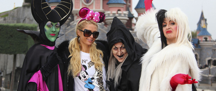 Paris Hilton conhece personagens malvadas em parque da <i>Disney</i>