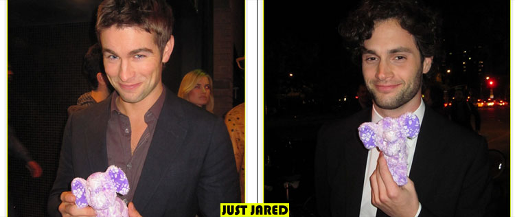 Chace Crawford e Penn Badgley posam com elefante