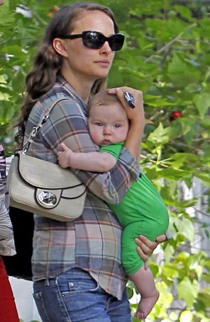 Natalie Portman leva filho em visita à amiga