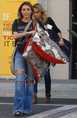 Miley Cyrus compra almofadas com a mãe
