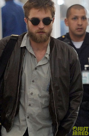 Robert Pattinson circula barbudo em aeroporto
