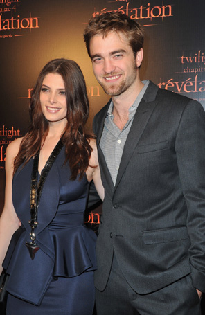 Robert Pattinson vai com visual mais <i>clean</i> à lançamento de <i>Amanhecer</i>