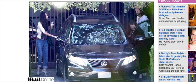 Demi Moore e Ashton Kutcher são vistos saindo de casa juntos