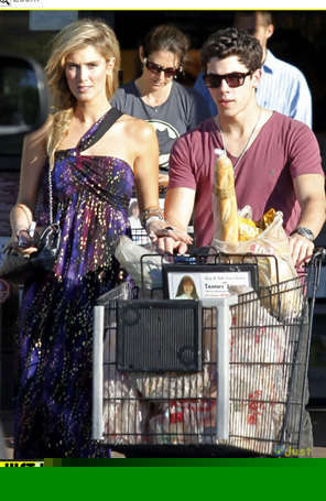 Nick Jonas vai ao supermercado com a namorada