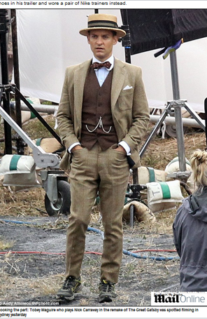 Veja Tobey Maguire com <i>look</i> de época no <i>set</i> de <i>The Great Gatsby </i>