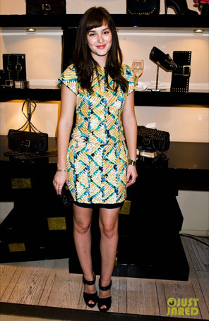 Leighton Meester aposta em estampa para evento