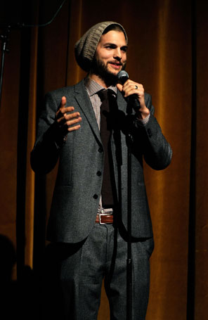 Ashton Kutcher vai a evento usando aliança, mas sem Demi Moore