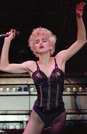 Bustiê de Madonna é vendido por 125 mil reais