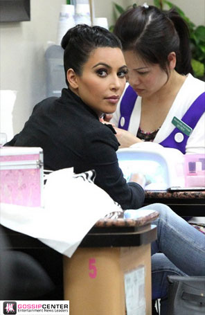 Kim Kardashian faz as unhas para divulgar <i>reality</i>