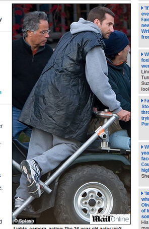 Bradley Cooper veste saco de lixo em <i>set</i> de novo filme