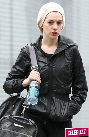 Veja Anne Hathaway passeando sem maquiagem