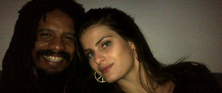 Isabeli Fontana posa ao lado do noivo