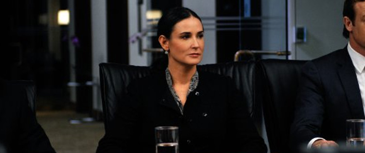 Demi Moore tenta tirar câmera de <i>paparazzo</i>