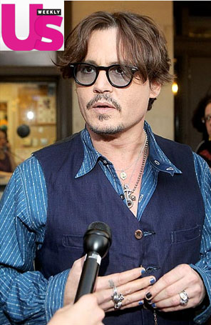 Johnny Depp usa esmalte azul nas mãos
