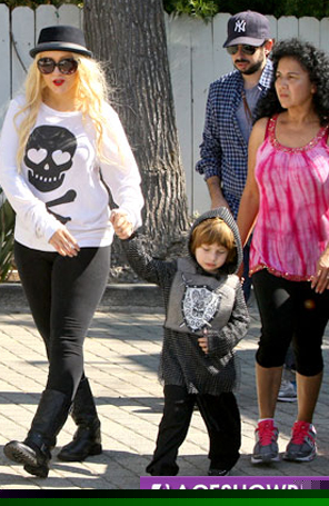 Christina Aguilera celebra <i>Halloween</i> ao lado de filho e ex-marido
