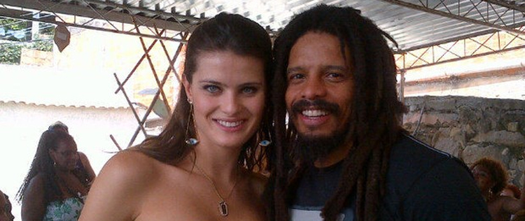 Isabeli Fontana e Rohan Marley visitam comunidade do Rio de Janeiro