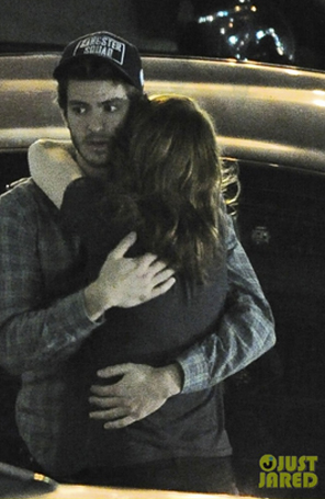 Emma Stone abraça Andrew Garfield em <I>set</i>