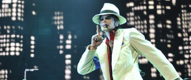 Médico de Michael Jackson não pode ser culpado por atitudes do cantor, diz defesa