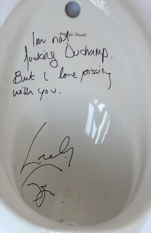Loja vende urinol autografado por Lady Gaga