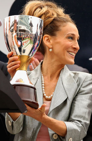 Sarah Jessica Parker participa de corrida de cavalos