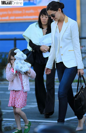 Suri Cruise se esconde atrás de ursinho de pelúcia