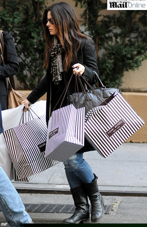 Sandra Bullock sai carregada de sacolas e precisa de ajuda