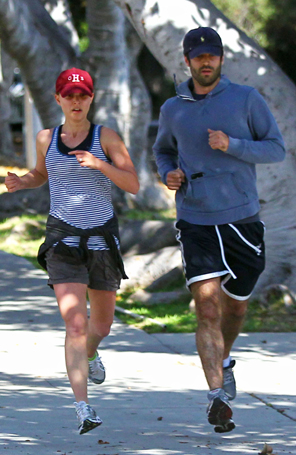 Natalie Portman pratica corrida na companhia do noivo