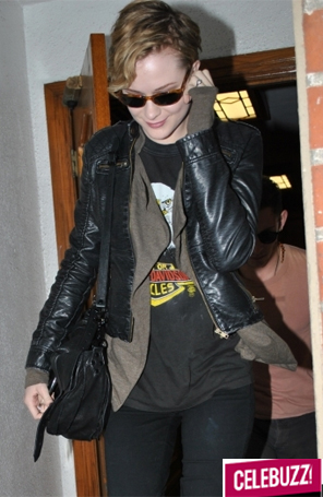 Evan Rachel Wood desfila com o que parece ser um anel de noivado