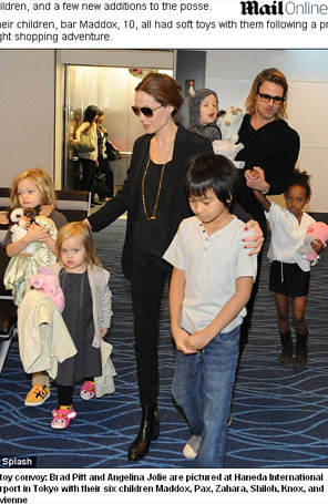 Brad Pitt e Angelina Jolie deixam o Japão com os seis filhos e seus bichinhos