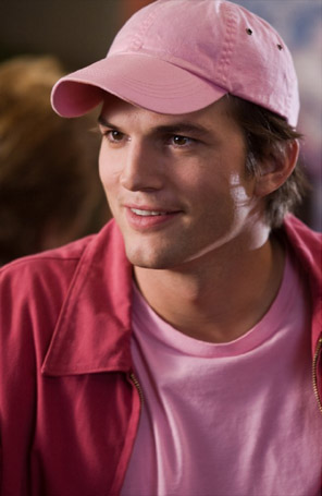 Ashton Kutcher comete gafe ao comentar sobre caso de estupro e recebe críticas