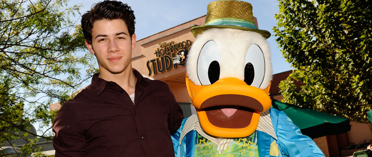 Nick Jonas posa com Pato Donald