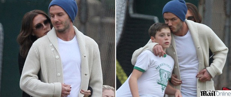 Victoria e David Beckham trocam carinhos durante partida