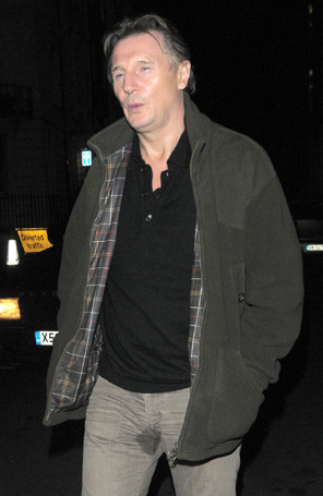 Liam Neeson aparece com mancha suspeita na calça