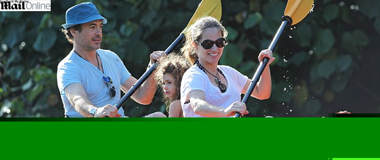 Robert Downey Jr. curte férias no Havaí ao lado da esposa