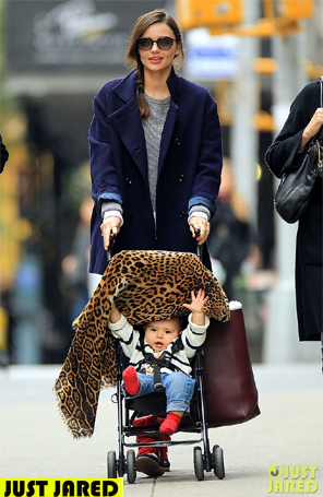 Miranda Kerr passeia com seu filho para passear com cobertor de oncinha