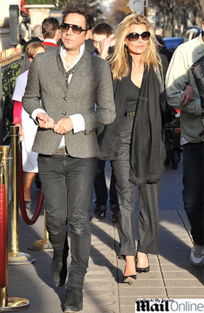 Kate Moss e marido parecem distantes durante passeio